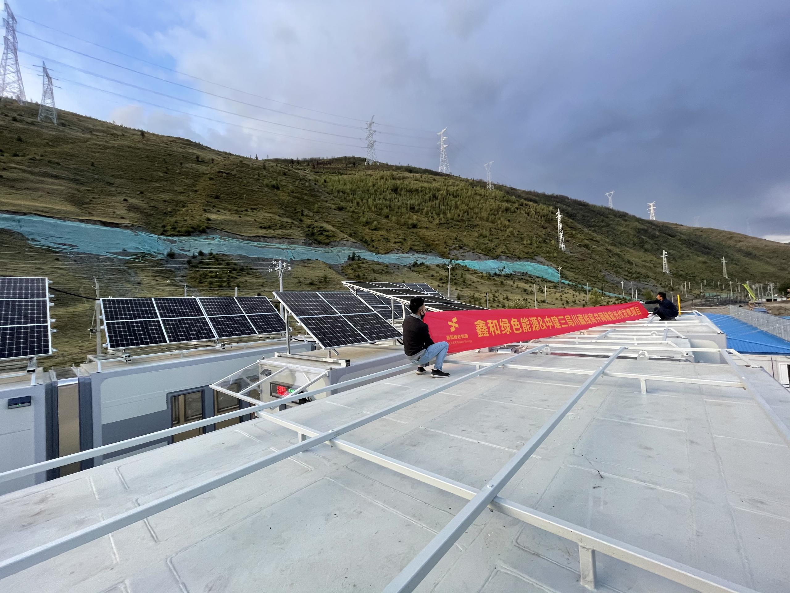 中建三局驯服高原自主研发“零海拔屋”，选取光伏-储能阵列发电给构筑群供电，这个系统由DB视讯出品